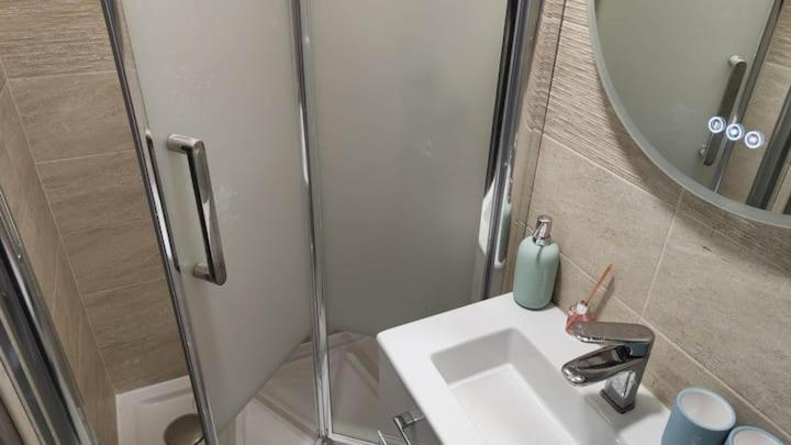 Chambre Privee Pour 4 Personnes En Banlieue Parisienne A Bondy Exterior foto